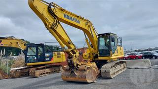 2018 Komatsu PC22OLC-8MO Excavator Photo