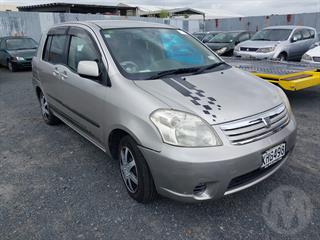 2005 Toyota Raum Station Wagon Photo