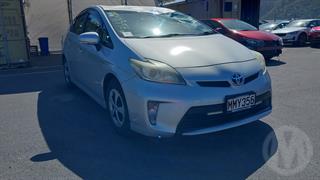 2013 Toyota Prius Hatch Photo