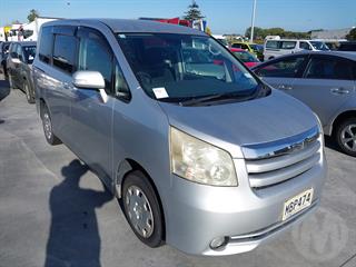2010 Toyota Noah Van Photo