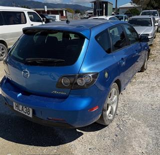 2005 Mazda Axela Station Wagon Photo