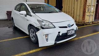 2015 Toyota Prius Hatch Photo