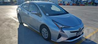 2017 Toyota Prius Hatch Photo