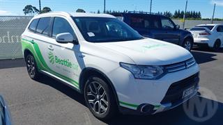 2015 Mitsubishi Outlander XLS PHEV/4WD/AT Station Wagon Photo