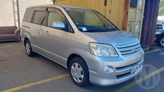 2005 Toyota Noah Station Wagon Photo