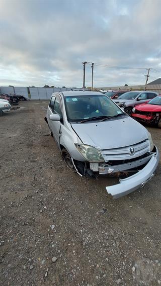 2004 Toyota IST Hatch Photo