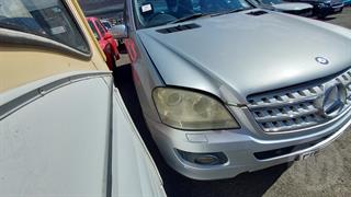 2005 Mercedes-Benz ML 350 Sedan Photo