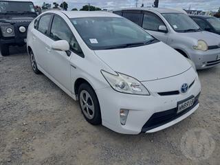 2014 Toyota Prius Hatch Photo