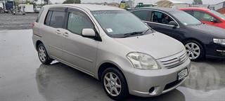 2005 Toyota Raum Station Wagon Photo