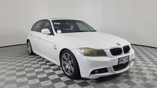 2010 BMW 320i 4D Sedan Photo