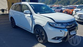 2016 Mitsubishi Outlander XLS PHEV/4WD/AT Station Wagon Photo