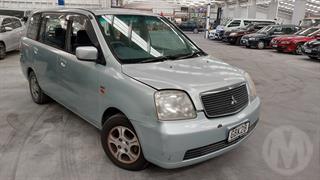2000 Mitsubishi Dion Station Wagon Photo