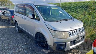 2010 Mitsubishi Delica D5 Mini Bus Photo