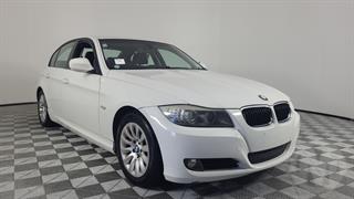 2009 BMW 320i 2.0L 4D Sedan Photo