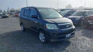 2004 Toyota Noah Station Wagon Photo