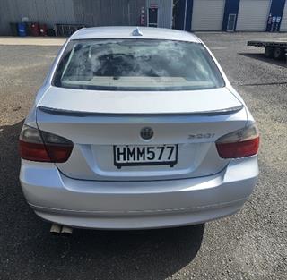 2005 BMW 330i Sedan Photo