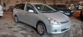 2005 Toyota Wish Station Wagon Photo