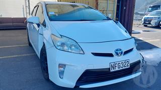 2014 Toyota Prius Hatch Photo