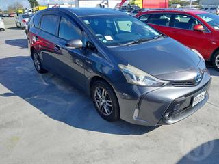 2015 Toyota Prius Alpha Hybrid Station Wagon Photo