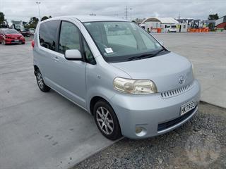 2004 Toyota Porte Station Wagon Photo