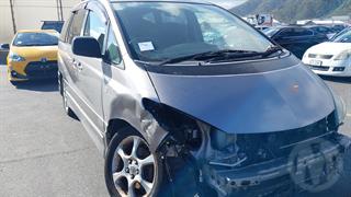 2004 Toyota Estima Station Wagon Photo