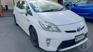 2015 Toyota Prius Hatch Photo