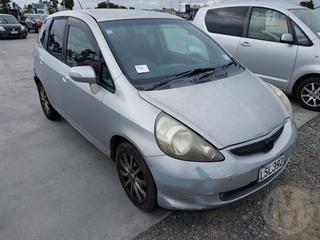 2005 Honda fit Hatch Photo