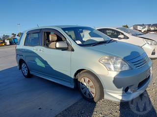 2004 Toyota Raum Station Wagon Photo
