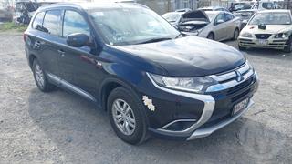 2015 Mitsubishi Outlander LS 2.4P/4WD/CVT/SW/ 4D Station Wagon Photo