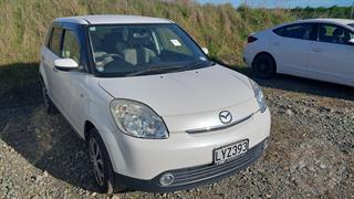 2005 Mazda Verisa Hatch Photo