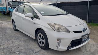 2014 Toyota Prius Hatch Photo