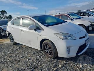 2013 Toyota Prius Hatch Photo