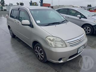2005 Toyota Raum Hatch Photo