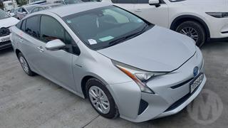 2016 Toyota Prius Hatch Photo