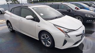 2015 Toyota Prius Hatch Photo