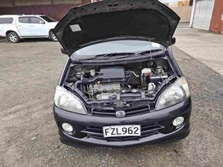 2000 Daihatsu YRV Station Wagon Photo