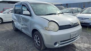 2005 Toyota Sienta Station Wagon Photo