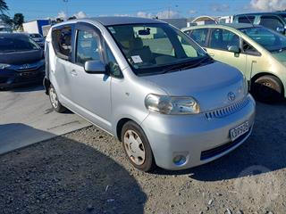 2005 Toyota Porte Station Wagon Photo