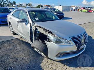 2013 Toyota Crown Sedan Photo
