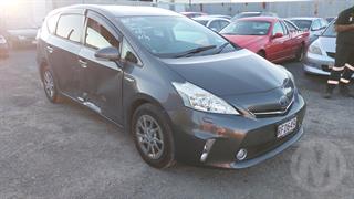 2014 Toyota Prius Alpha Station Wagon Photo