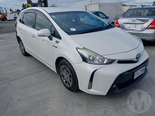 2017 Toyota Prius Alpha Station Wagon Photo