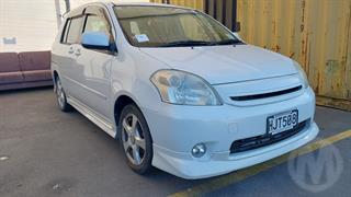 2005 Toyota Raum Hatch Photo