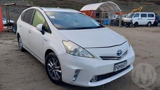 2014 Toyota Prius Alpha Station Wagon Photo