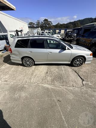 2000 Nissan Wingroad Station Wagon Photo