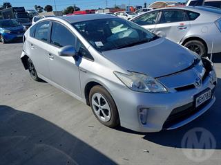 2014 Toyota Prius Hatch Photo