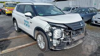 2023 Mitsubishi Outlander LS PHEV/4WD/AT Station Wagon Photo